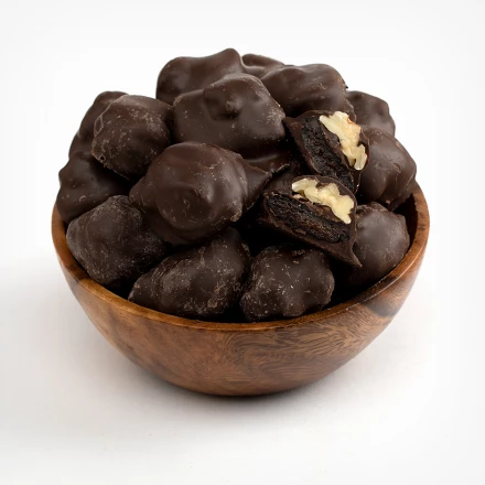 Чернослив с грецким орехом в темной шоколадной глазури