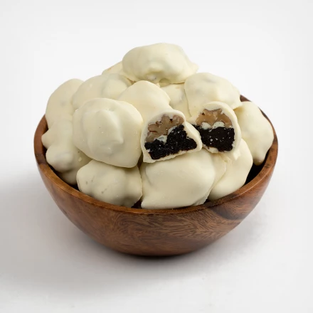 Чернослив с грецким орехом в белой шоколадной глазури