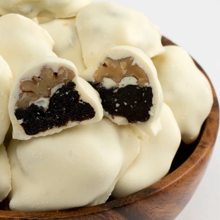 Чернослив с грецким орехом в белой шоколадной глазури